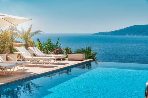 Piscina con vista al mar